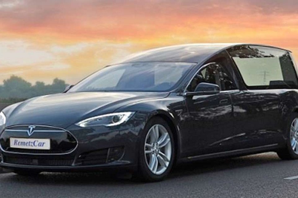 xsteehouwer-tesla-rouwauto-960x640.jpg.pagespeed.ic.Wsdbf6u9uSMi0XjAqZch