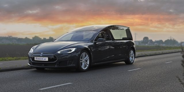 xsteehouwer-tesla-rouwauto.jpg.pagespeed.ic.KDtISZbvY0-j1RKMXQJ9